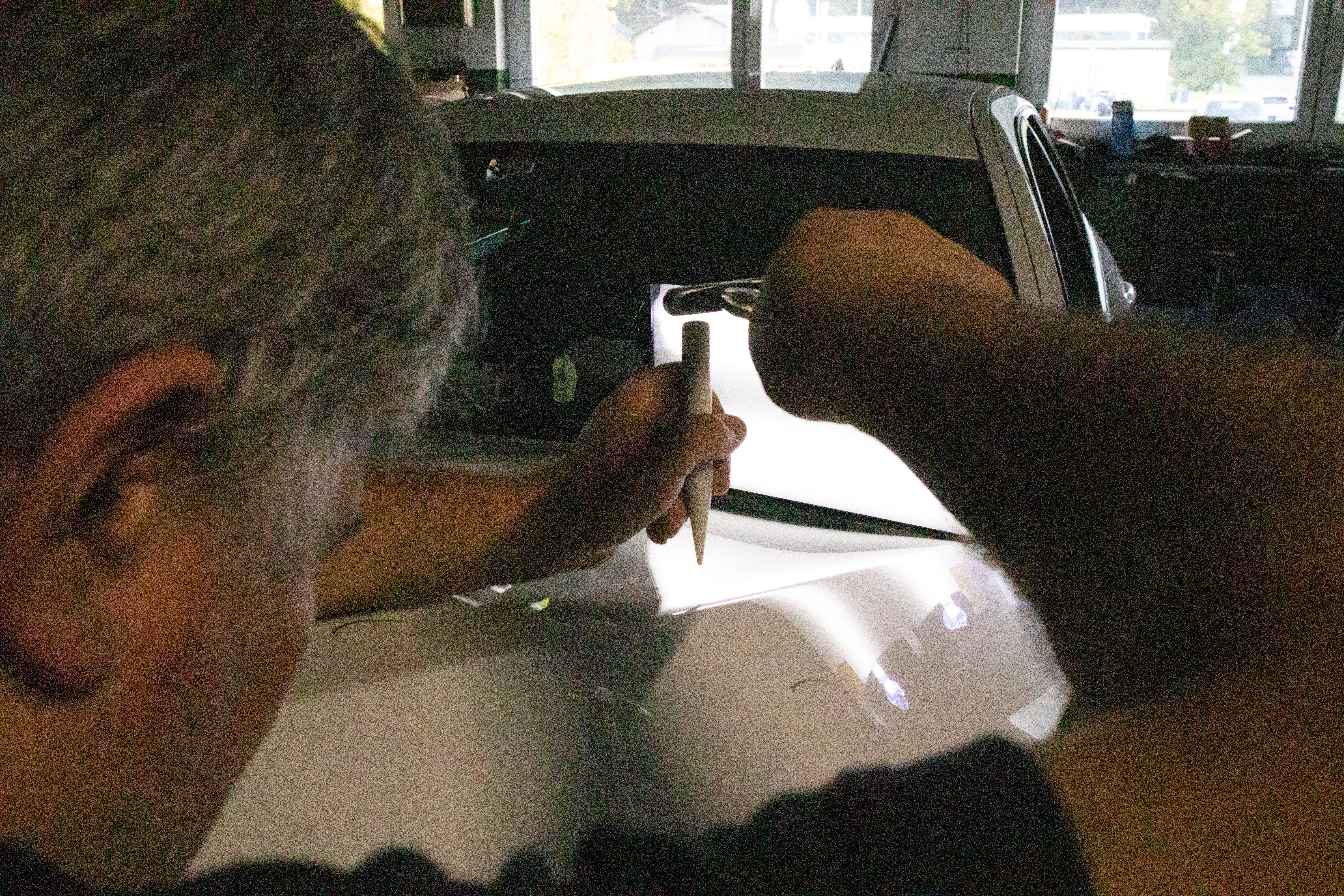 Senol Akyürek bei der Hagelschadenreparatur